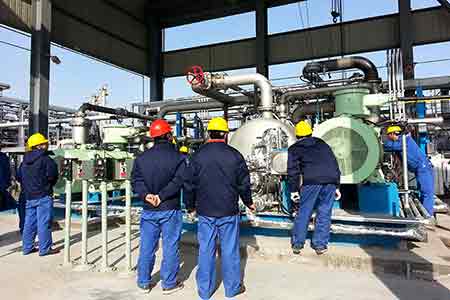 肯富來(lái)兩級(jí)串聯(lián)火炬氣回收液環(huán)壓縮機(jī)組在陜西延長(zhǎng)石油集團(tuán)使用現(xiàn)場(chǎng)